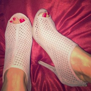 1hour price drop Nude heels