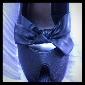 Black leather peep toe pump