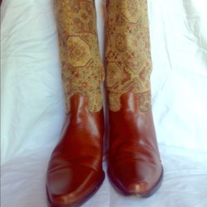 Cowgirl boot. Brown leather and embroidery