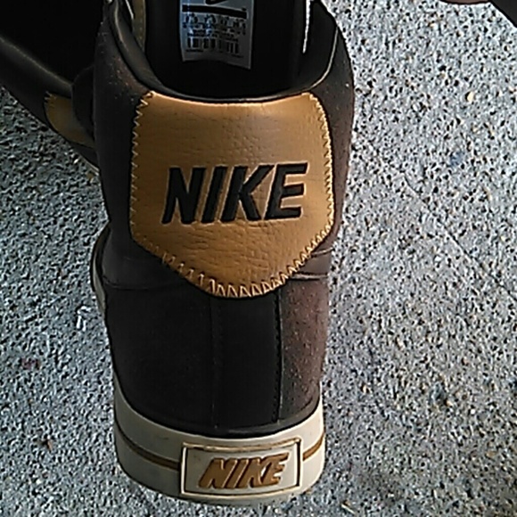 Nike's - Picture 3 of 4