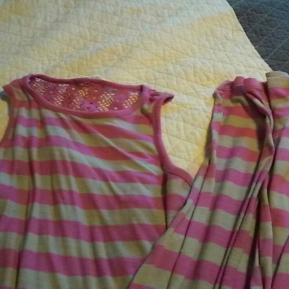 Dresses - Picture 2 of 4