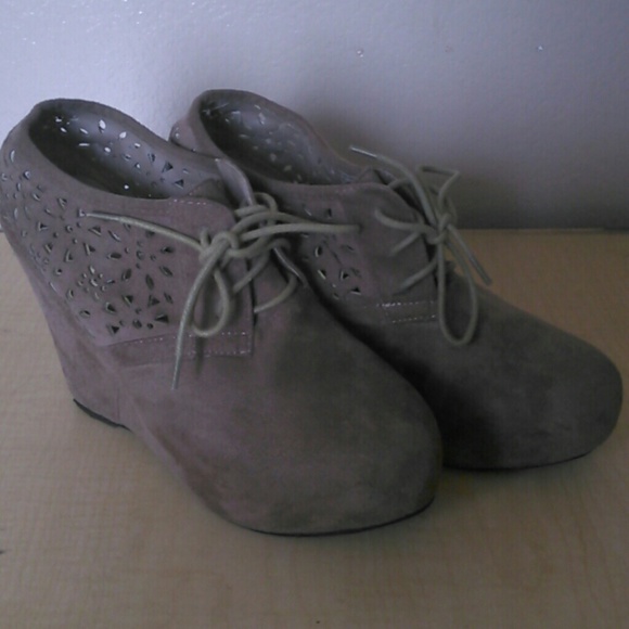 Toupe lace wedge shoes