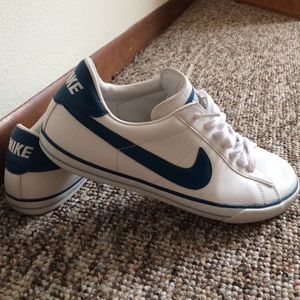 NIKE casual sneakers like NEW
