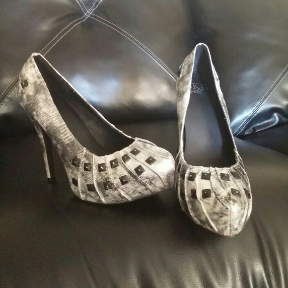 !! OFFERS WELCOMED!!!  BKE Heels - Picture 3 of 4