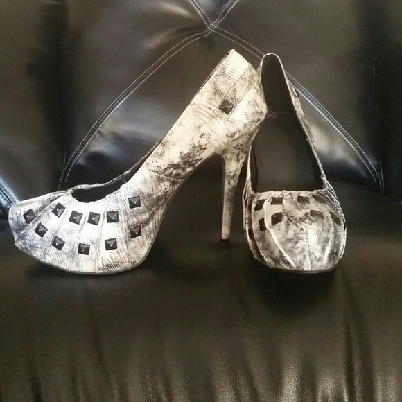 !! OFFERS WELCOMED!!!  BKE Heels - Picture 4 of 4