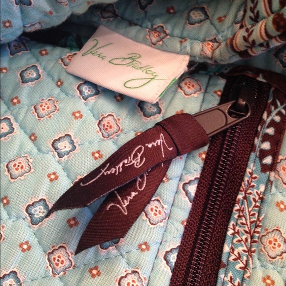 *****SOLD****Beautiful pattern Vera Bradley Purse