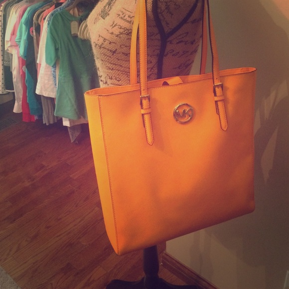 Michael Kors Handbags - Michael kors tote with matching wallet 🌞