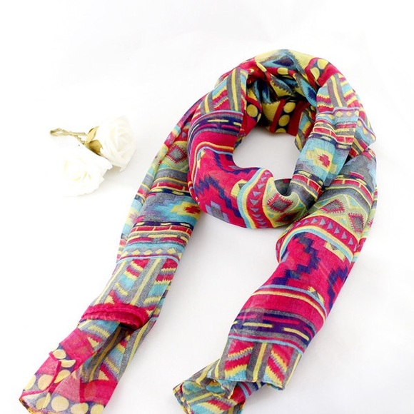 Colorful scarf with geometric pattern. - Picture 2 of 4
