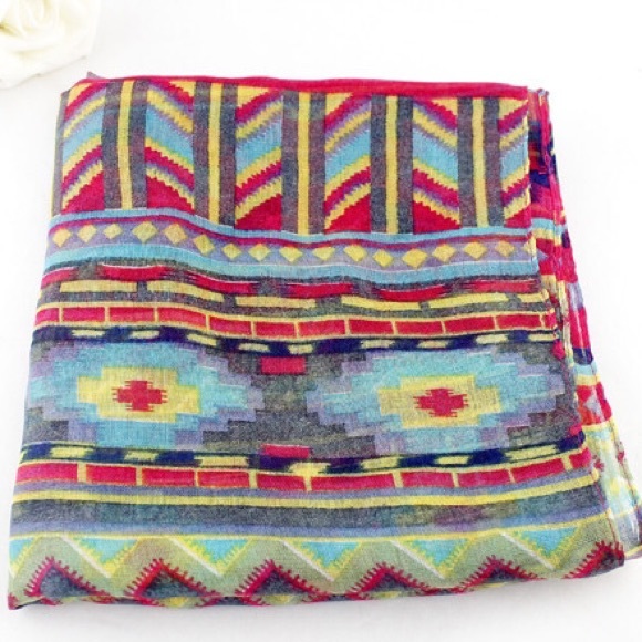 Colorful scarf with geometric pattern. - Picture 3 of 4