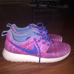 NIKE ROSHE RUN GS – HYPER PINK & UNIVERSITY BLUE