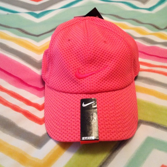 NWT! Coral/peach Nike hat
