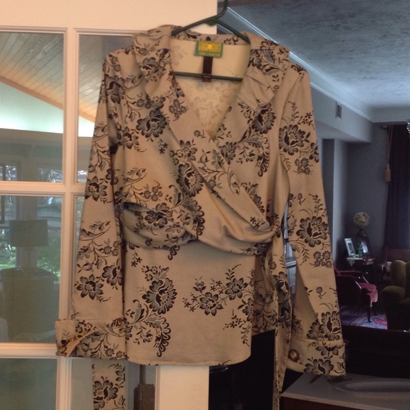 Beautiful cuffed long sleeve dressy top