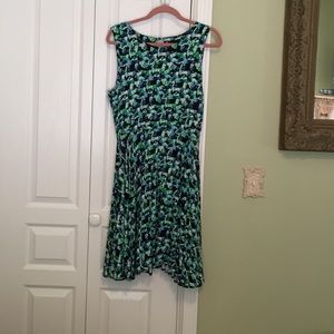 Gorgeous sleeveless dress with flared skirt