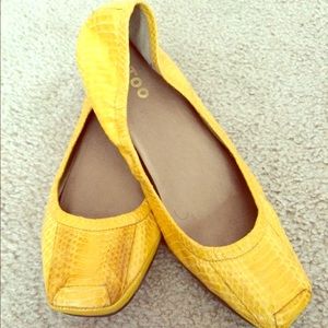 Yellow flats😍💛💛
