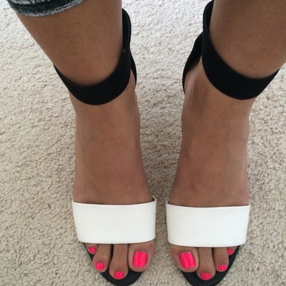 💕Zara white and black heels!
