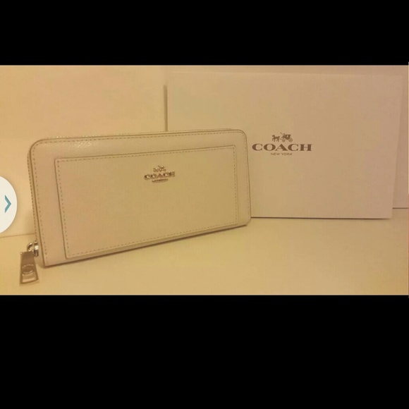 COACH CREAM WHITE/GOLD LEATHER ACCORDION ZIPAROUND - Picture 1 of 3