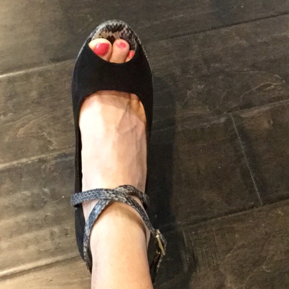 Black & Snakeskin 5.5" Platform Wedge Peep Toe - Picture 4 of 4