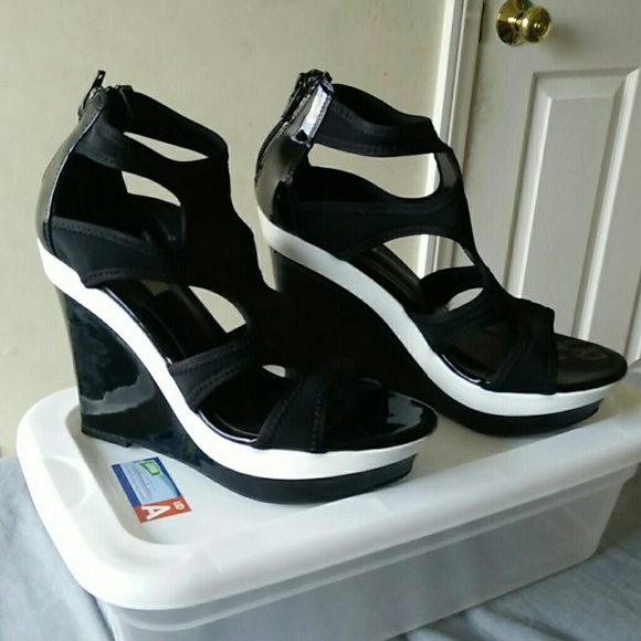 New Simply Vera by Vera Wang peeptoe shoes
