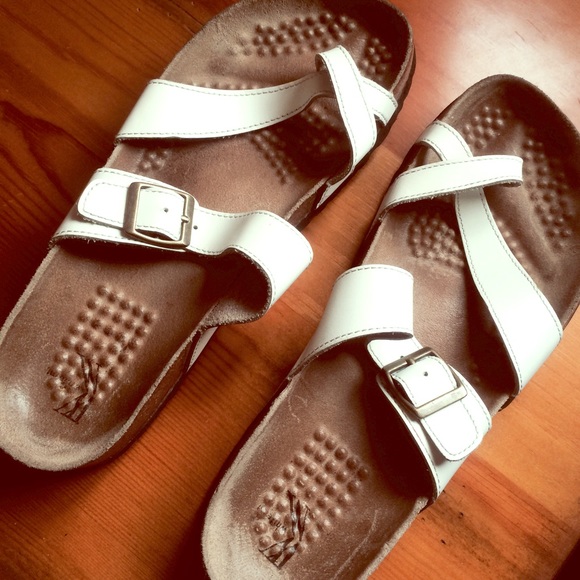 🔳 White Mountain Toe Loop Sandals White Leather