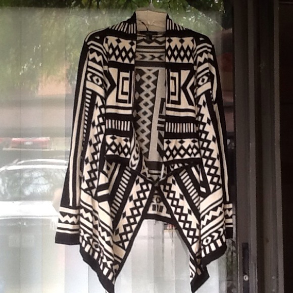 Forever 21 Jackets & Blazers - Forever 21 black and white cardigan