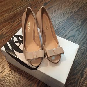 Nine West peep toe pumps 5.5