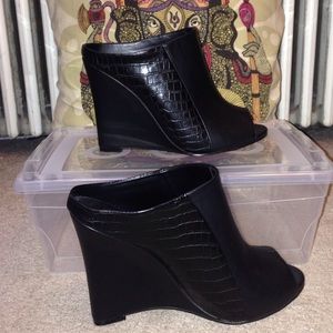 Black wedge boot