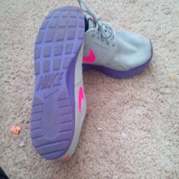 Nikes - Picture 2 of 4