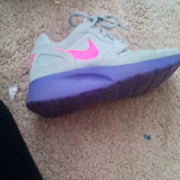 Nikes - Picture 3 of 4