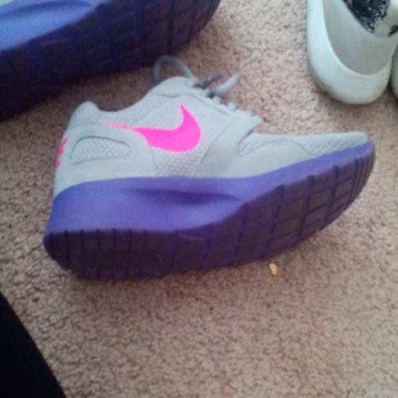 Nikes - Picture 4 of 4