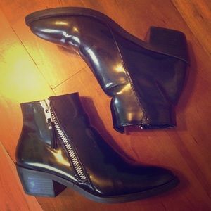 Flash sale!! 🎉ZIPPERED FAUX LEATHER BOOTIES