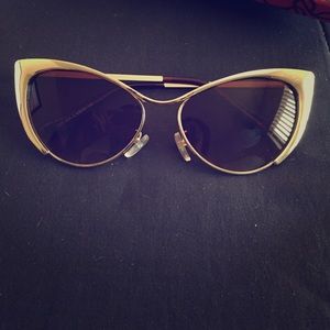 Cat eye frame sunglasses