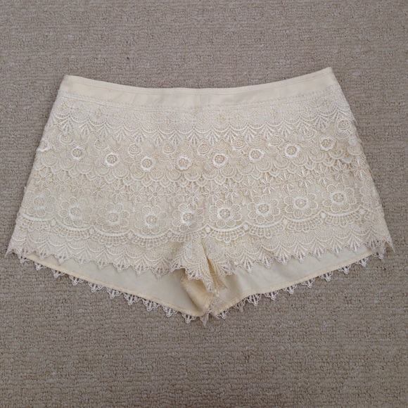 Lace shorts with side zipper