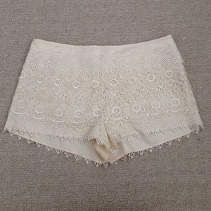 Lace shorts with side zipper