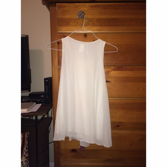 White sleeveless blouse with black beading - Picture 2 of 3