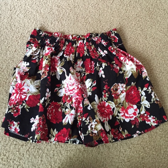 ☀️FLASH SALE☀️Red floral shorts - Picture 2 of 3