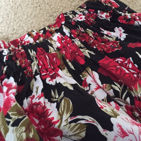 ☀️FLASH SALE☀️Red floral shorts - Picture 3 of 3
