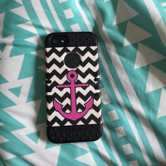 B&W chevron case w/ pink anchor on back; iPhone 5 - Picture 2 of 2