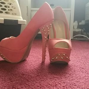 Gorgeous coral studded pumps