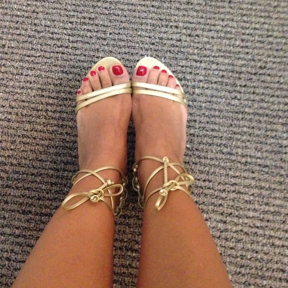 Gold lace shoe