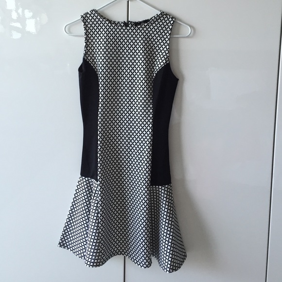 Pretty black and white dress!