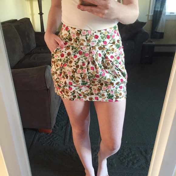 SOLD in Bundle | Floral skirt - Picture 3 of 3