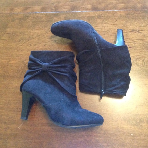 Black heels with a bow on the side.