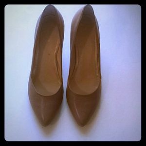 Tahari beige leather pumps