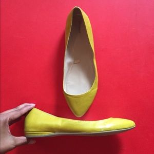 Old Navy yellow flats in very good used condition!