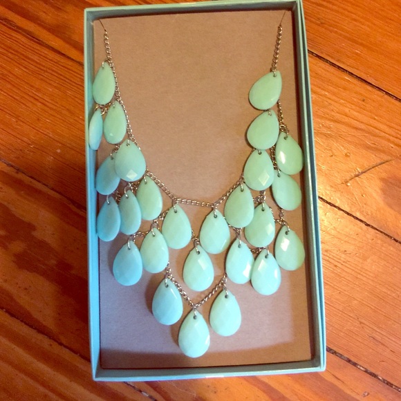 Beautiful statement necklace!