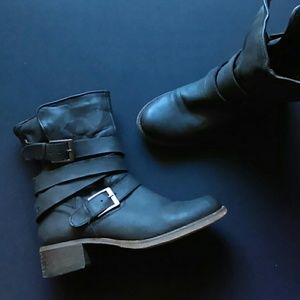 Gently used STEVE MADDEN Brewer Boots