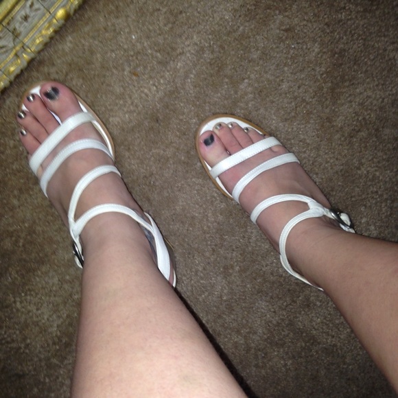 🟥CLEARANCE🟥Vintage Bandolino Ivory Strappy Heels/Silver Wedge🔺PRICED TO GO! - Picture 3 of 4