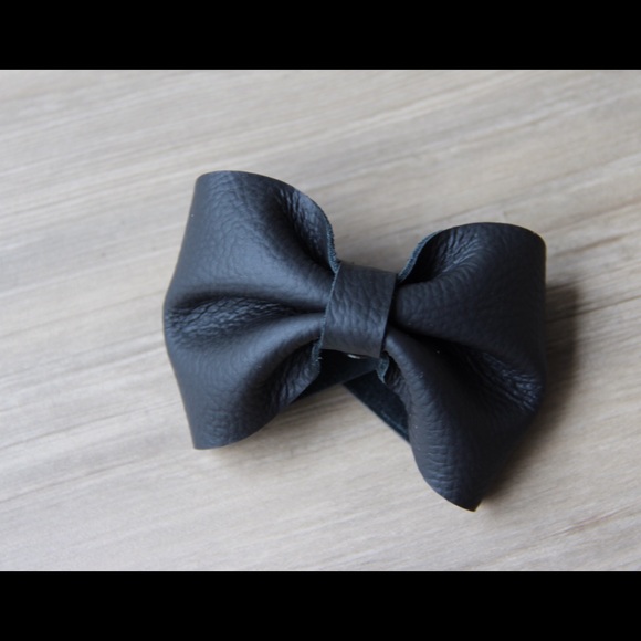 Accessories - Handmade black bow bracelet