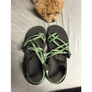 Size 11 women's chaos Green with light green print