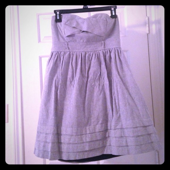 Adorable structured strapless dress!